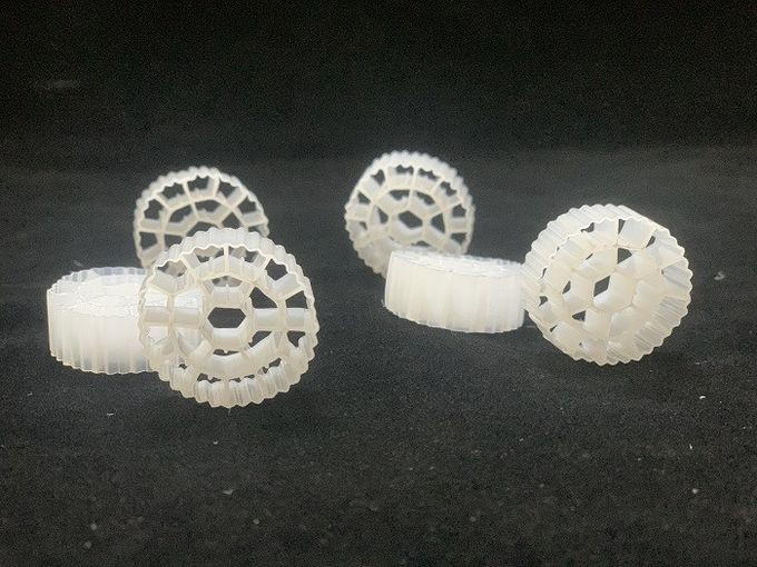 Les médias blancs de 0.98g/cm3 25X12mm K1 MBBR la pisciculture 0